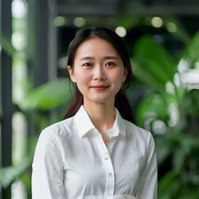 害羞草健康科技创始人李薇女士的专业形象照，她身着简洁白色衬衫，面带温和而坚定的微笑，背景为绿植环绕的现代化办公空间，气质沉稳专业